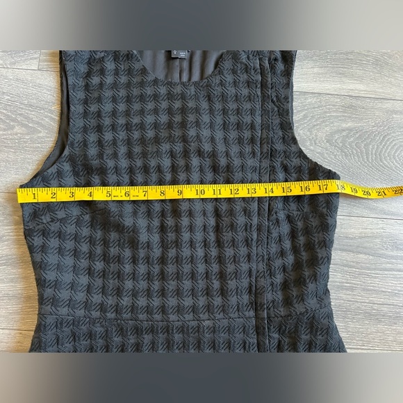 Theory kuvana asymmetrical zip front sleeveless houndstooth peplum top. Size L - Picture 8 of 10